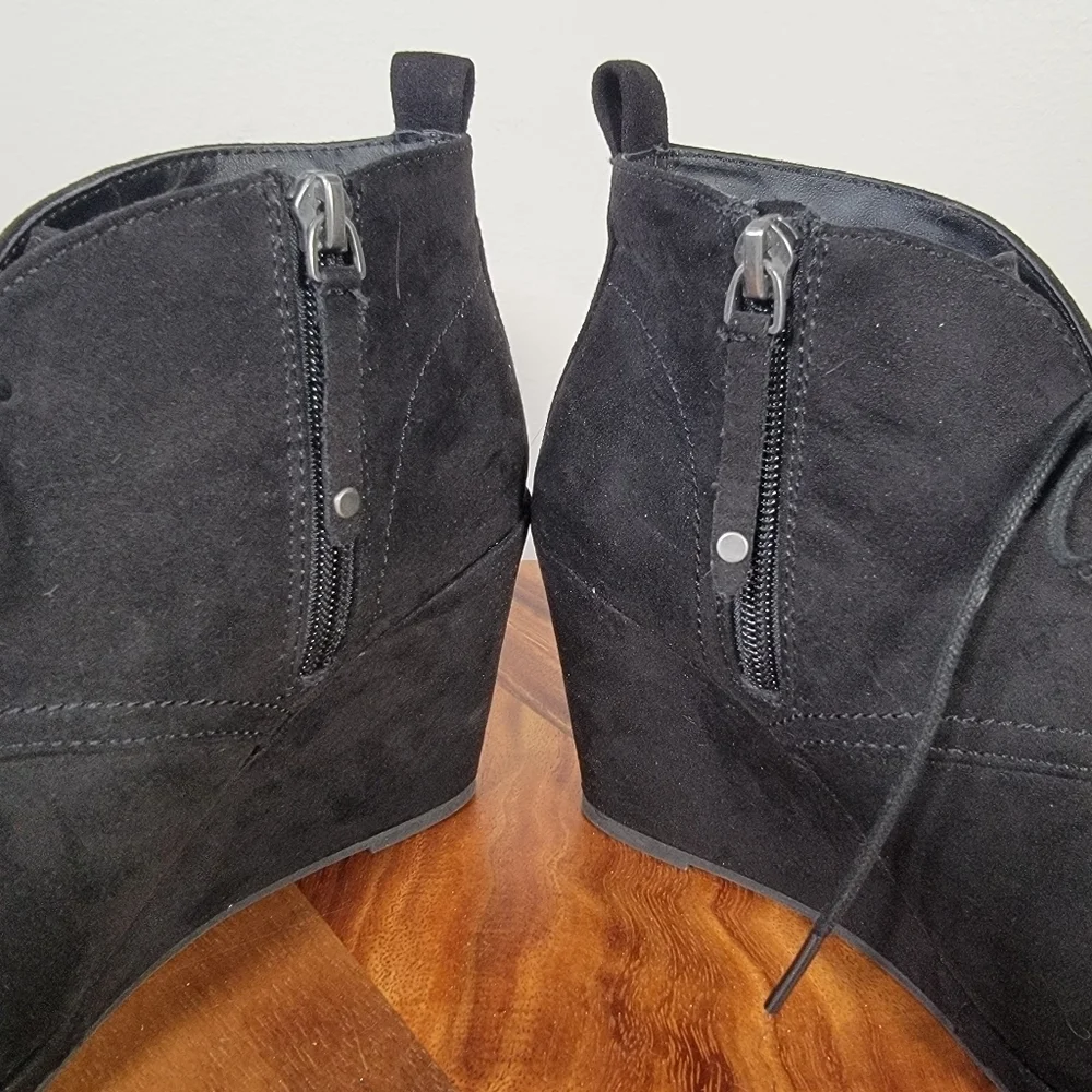 DV Dolce Vita Black Wedge Ankle Boots Women's Size 8 Faux Suede Lace Up Comfy